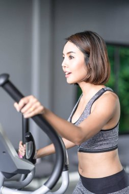 Spor salonunda egzersiz genç güzel kadın