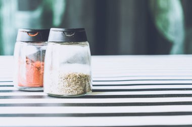 biber ve kekik şişe