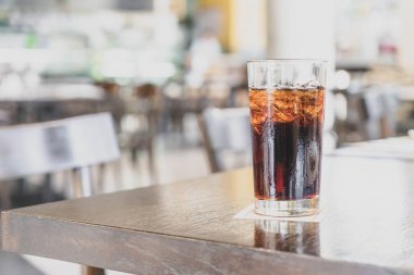 bir bardak kola restoranda