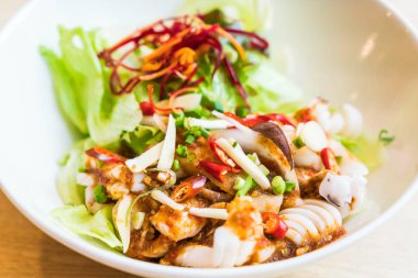 Acılı kalamar salatası ile