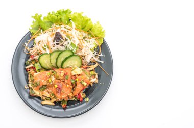 taze somon çiğ baharatlı salata