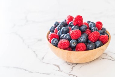 taze yaban mersini ve rasberry 