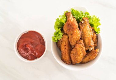 Kızarmış tavuk kanadı.