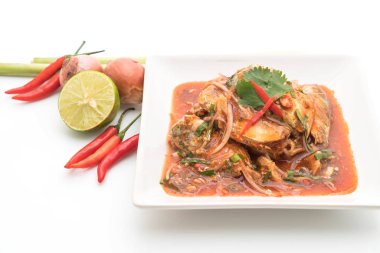 domates soslu baharatlı uskumru salatası