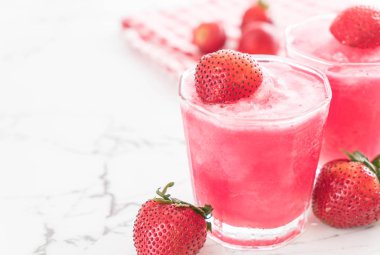 taze çilek smoothie 