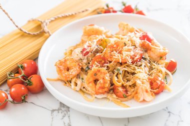 Spagetti karides, domates, fesleğen ve peynir ile 