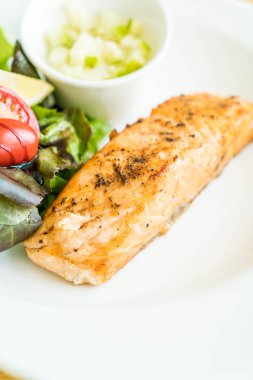 Somon steak salata ile