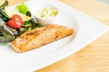 Somon steak salata ile