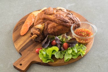 Gevrek domuz knuckle veya Alman domuz Hocks