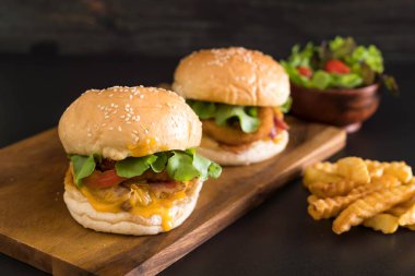 Ev yapımı taze lezzetli burger Close-Up 