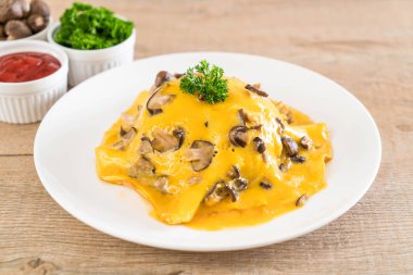 Kremalı mantarlı omlet 