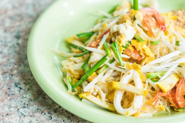 Pad thai , Stir-fried noodles in Thai style — Stock Photo, Image