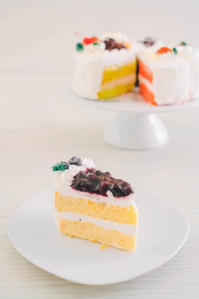 Черничный пирог на тарелке — стоковое фото