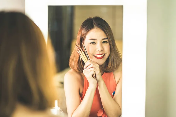 年轻美丽的亚洲女性化妆近镜 — 图库照片