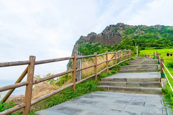 Vista de SeongSan Ilchulbong (cono volcánico) en la isla de Jeju . — Foto de Stock