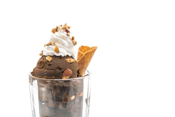 유리에 chocolated 아이스크림의 국자 — 스톡 사진