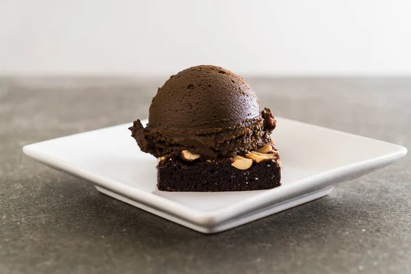 チョコレート アイス クリームとチョコレートのブラウニー — ストック写真