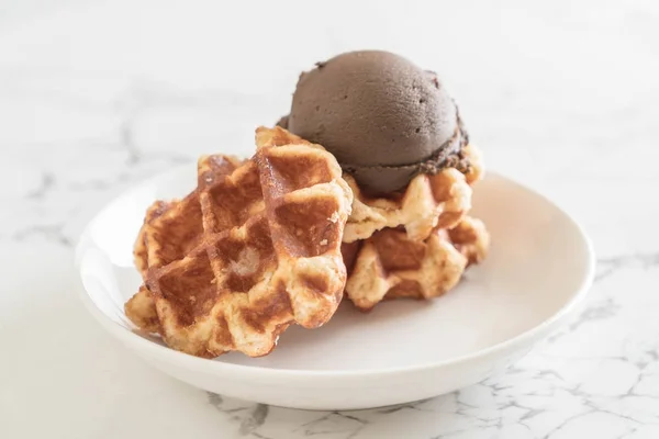 Waffle with chocolate ice cream — Stock Photo, Image