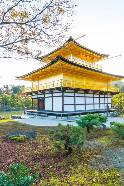 Piękna architektura w ogrodzie świątyni Kinkakuji (Złoty Pawilon) — Zdjęcie stockowe