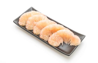 beyaz zemin üzerine taze pomelo