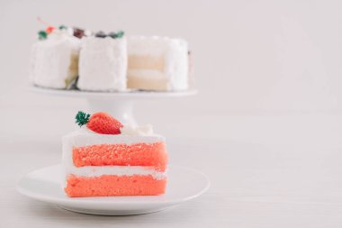 Tabakta çilekli pasta