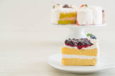 Böğürtlenli pasta plaka üzerinde