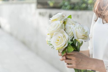 Çiçek buketi holding eller