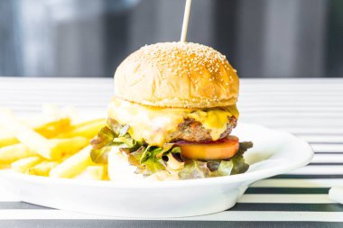 Biftek ve patates kızartması.