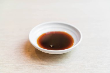 soya sosu plaka üzerinde