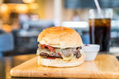 pastırma Peynirli hamburger biftek restoranında ahşap tahta üzerinde ile 