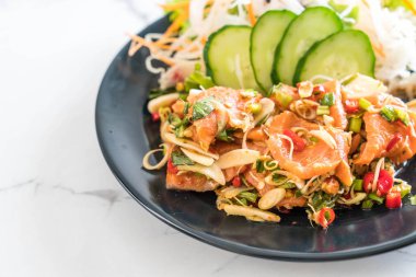 taze somon çiğ baharatlı salata