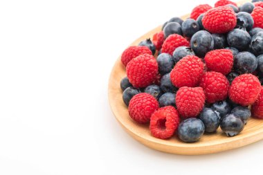 taze yaban mersini ve rasberry beyaz