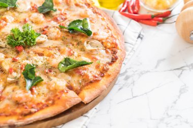 Baharatlı karides (Tom Yum) pizza