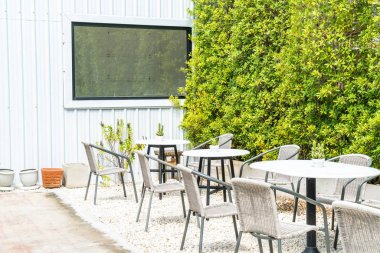 Boş masa ve sandalye 