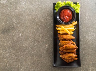 Kızarmış tavuk kanadı.