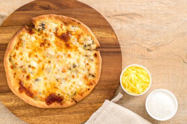 Kremalı mantarlı pizza