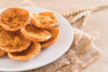 kurutulmuş rendelenmiş domuz etinin pirinç kraker