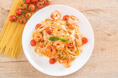 Spagetti karides, domates, fesleğen ve peynir ile 