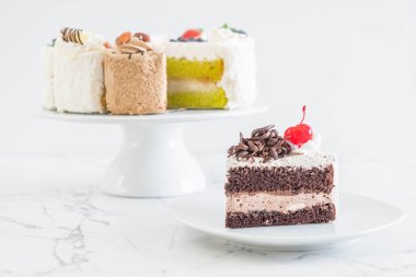 Kara Orman pasta plaka üzerinde