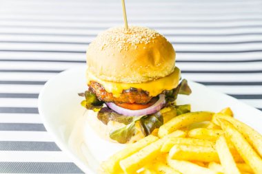 Biftek ve patates kızartması.