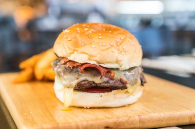 pastırma Peynirli hamburger biftek restoranında ahşap tahta üzerinde ile 