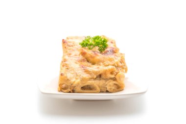 peynir ve jambon ile pişmiş penne makarna