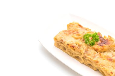 peynir ve jambon ile pişmiş penne makarna