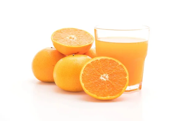 Succo d'arancia con arancia su sfondo bianco — Foto Stock