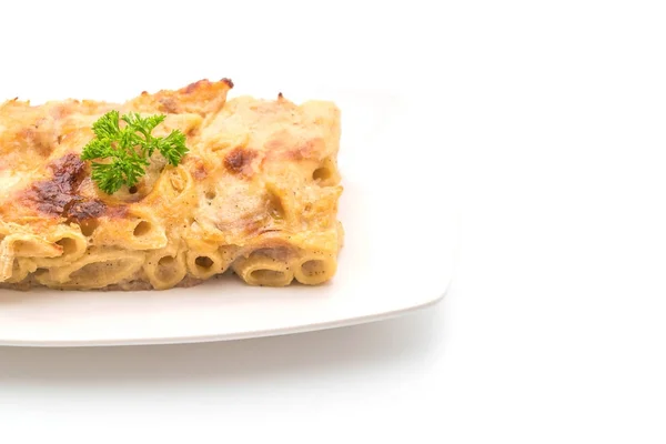 Makaron penne zapiekane z serem i szynką — Zdjęcie stockowe