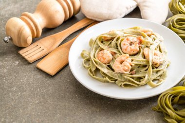 Karidesli ıspanak fettuccini makarna