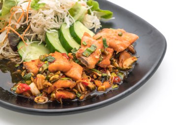 Kızarmış somon baharatlı salata