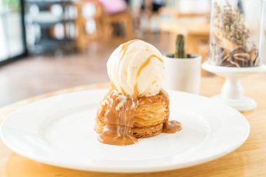vanilyalı dondurma ve karamel soslu çıtır börek