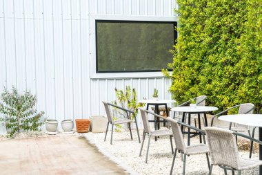 Boş masa ve sandalye 