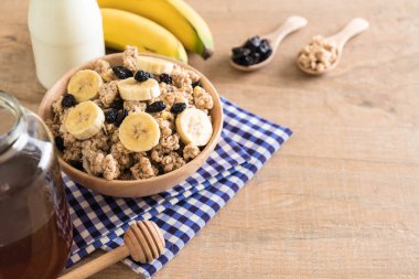 Granola muz, Kuru üzüm ve süt ile 